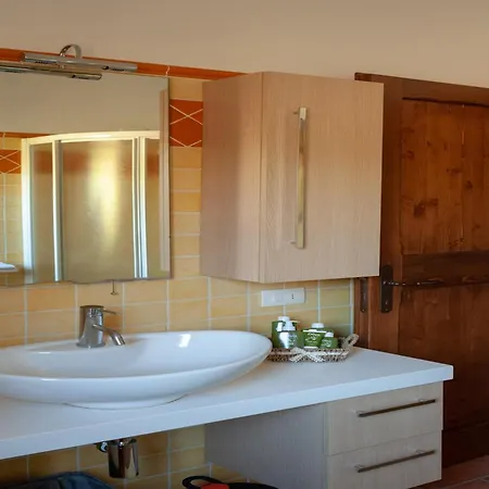 Elm Tree Apt In Farmhouse With Pool Willa *